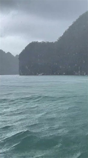 🌊 SCARY SOLO BOAT SAILING! 😱 | Cat Ba Island 🇻🇳