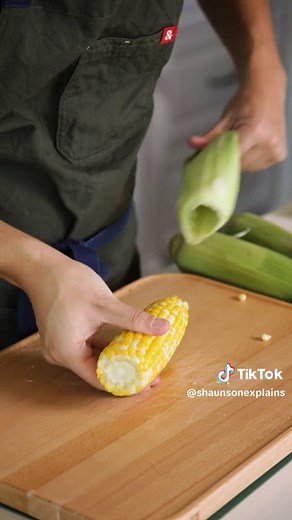 Efficient Corn Peeling Hack: Microwave Method Revealed!