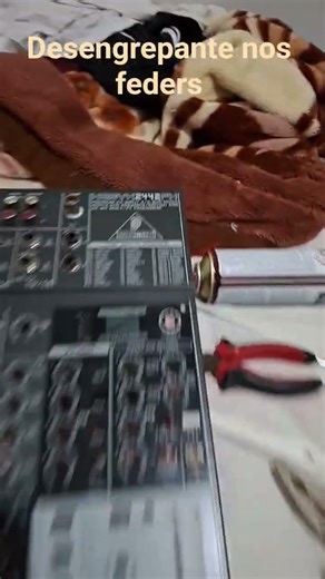 Placa da mesa de som da behringer cheio de desengripante kkkkkk