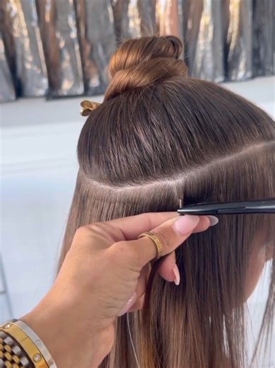 ¿Buscas una técnica de extensiones que cuide el cabello al 100%? 🙋‍♀️ El Micro Ring es la respuesta. Es un método en frío, sin pegamentos, sin calor y totalmente reversible. Es la opción favorita de quienes aman el volumen pero priorizan la salud de su hebra natural. ✨ #microring #extensionesenfrio #CabelloSano #tipsdebelleza #hairtransformation Si quieres aprender a dominar esta técnica con precisión profesional, haz clic en el link de mi perfil.