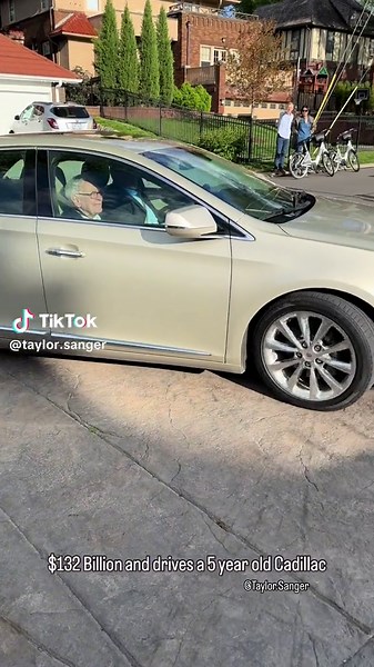 Warren Buffet arriving home 🏡 My first visit to Omaha this weekend fo...