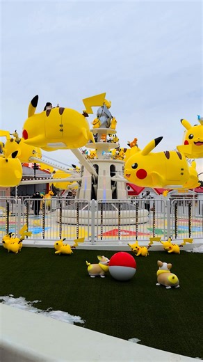 이놈식기(食記)ㅣ팝업 · 전시 · 카페 · 맛집 on Instagram: "세계 유일의 포켓몬 테마파크 오픈 [World’s Only Pokemon Theme Park in Tokyo] 세계 최초의 포켓몬 테마파크 ‘포케파크 칸토’가 티켓 오픈과 동시에 4월까지 매진되면서 뜨거운 인기를 증명하고 있다. 도쿄의 테마파크인 ‘요미우리랜드’ 내 자리한 이곳은 약 8,000평 면적에 포켓몬 포레스트와 마을, 굿즈샵이 조성됐는데, 포켓몬 포레스트는 산길과 터널, 풀숲을 탐험하며 포켓몬을 마주하는 경험을 선사하고, 포켓몬 마을에는 먹거리와 굿즈 등 다양한 제품을 판매하는 상점가와 광장, 체육관 등에서 포켓몬 세계관에 들어온 듯 특별한 경험을 더한다. 특히 중앙의 체육관에선 피카츄의 디제잉 파티를 비롯해 포켓몬들의 다채로운 공연이 열리며, 포켓몬 센터에서는 간호순과 럭키가 포켓몬을 회복시키는 장면을 재현한다. 광장을 돌아다니는 포켓몬 탈인형과 다양한 포토존, 그리고 굿즈샵에서 판매하는 