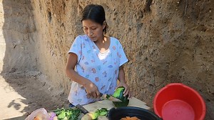 29K views · 1.3K reactions | Vean a Marta Cocina Caldo de Pollo Para Sus Niños | Soy Chapin | Facebook