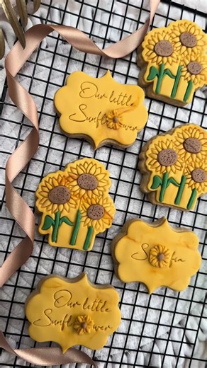 Our little Sunfl🌻wer… Biscuits for the table for a small family get together to celebrate baby S🌻fia 💛🤎 . . . #sunflowerbabyshower #sunflower #sunflowers #biscuits #shortbread