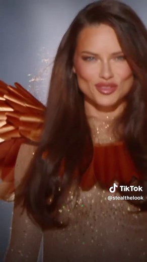 Adriana Lima no VSFS 2025: O Desfile Icônico 'Quem é Victoria?'