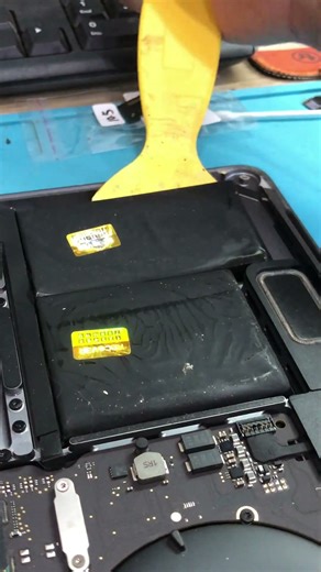 เปลี่ยนแบตเตอรี่ Macbook Pro 15-inch 2016 A1707