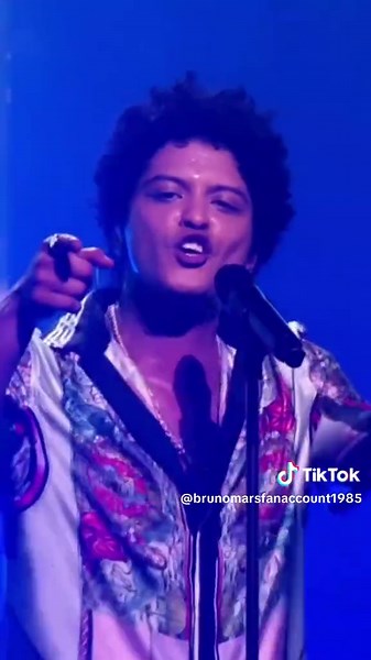 Bruno Mars Performs Chunky Live with Fans