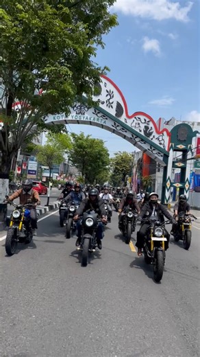 𝐉𝐎𝐆𝐉𝐀 𝐒𝐔𝐍𝐃𝐀𝐘 𝐑𝐈𝐃𝐄 on Instagram: "Kalau kalian lebih suka di barisan mana kalau riding? Masih dalam rekapan riding bareng @yamahajogja @yardbuiltindonesia . #jogjasundayride"
