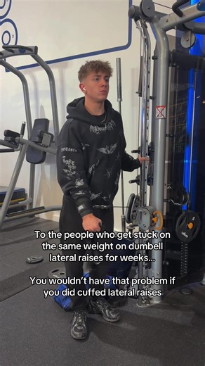 It’s a lot easier to add a 1lb plate to a cable stack than to go up 2-2.5kg on dumbell lateral raises. Progress faster #gymtok #lateralraise #progres