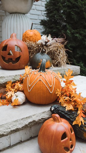 Dressed up a couple of the pumpkins on my front porch 🥰 I tried painting some and I wasn’t really loving it so this project was my backup plan to try out haha! I saw this idea in a @betterhomesandgardens magazine, they used pins and cotton fabric to create a diamond pattern. I thought it was so clever so I decided to try a new pattern myself! I came up with this pretty star shape and then outlined the shape with more string. I just cut new string for each row and pinned the ends in the back. I 