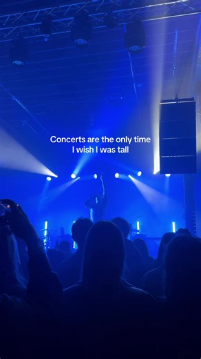 Short queens love their concerts tho #short #concert