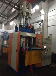 [Hot Item] Ksu-4rt-300t First-in-First-out Vertical Silicone Injection Molding Machine