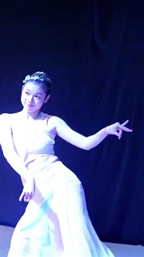 Outstanding Performance 🩰✨ Chinese Dance Girl Flexibility & Splits