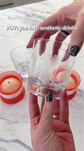 Proof that it’s the details that make the moment ✨ This daisy flower glass cups & ice mold instantly upgrades any drink — cocktails, mocktails, even iced coffee. I linked it before it sells out again 🌸 #cocktails #aestheticdrinks #drinktok #tiktokshopcreatorpicks