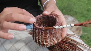 How to weave pine needle baskets