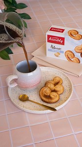 Le secret d’une rentrée réussie ? Une pause café bien méritée avec nos savoureux palmiers pur beurre. 💛 Avez-vous déjà goûté cette nouveauté ? 👀 | Kambly
