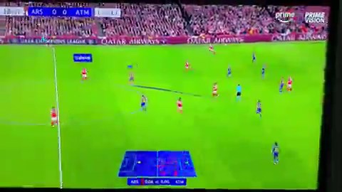 En UK los derechos de la #champi̇onsleague los tiene Amazon Prime Video. Los partidos tienen la opción de verlo con Prime Vision, que te da la ubicación de los 22 jugadores en cancha, nombre del jugador que recibe la pelota, opciones de pase, velocidad de jugadores y pelota, etc.