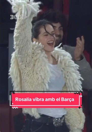 ✨ Rosalia vibra amb el Barça. 🎉 La cantant catalana ha esclatat d’alegria amb els gols de la primera part del Barça-Atlètic de Madrid, on els de Flick han fet la meitat de la feina per remuntar el 4-0 del partit d’anada. Bernal, primer, i Raphinha de penal donen esperança al Barça. #LaCopa3Cat #estiktokat #barça #futbol #Rosalía
