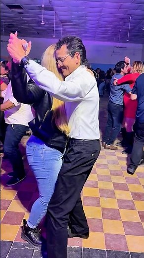 I love the way this couple dances #chamarritas #cumbias #chaco #cumbiassonideras