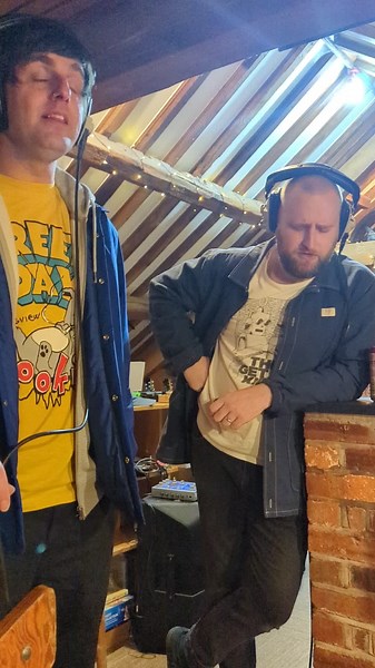 BEHIND THE SCENES! I took this sneaky little video while @campfiresocialbandpopped in during the recording of our new single 'Invisible' — their harmonies are unreal. So grateful that music brought such amazing friends into my life 💛 #musicdiscovery #bandtok #nottinghammusic #nottingham #newmusic #fyp #bandlife #diymusic #recordingstudio #campfiresocial #harmony #unsignedartist #emofolk