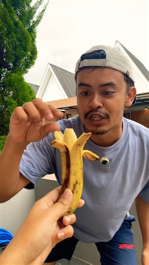 The challenge of not laughing while wearing a sauce that attracts other people’s attention triggers