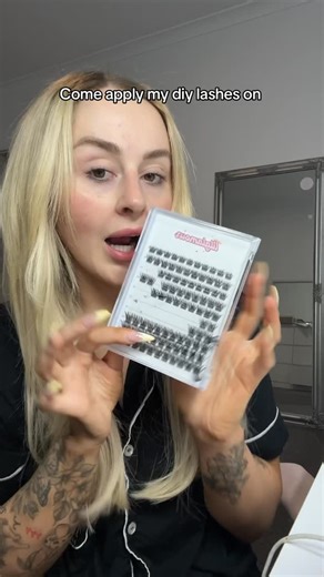 DIY LASH EXTENSIONS - FLUFFY on Instagram: "Easy application in 10 mins 🤍 Style : Deluxe #lilglamourco #diylashextensions"