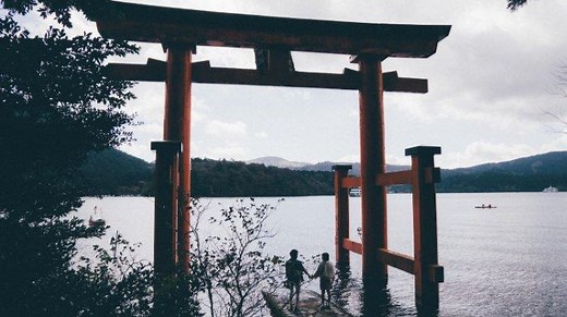 5 Gerbang Torii yang Ikonik di Jepang, Berburu Foto di Torii of Peace Hakone Shrine - Tribun Travel
