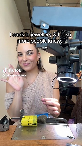 Choosing Platinum Over White Gold for Engagement Rings