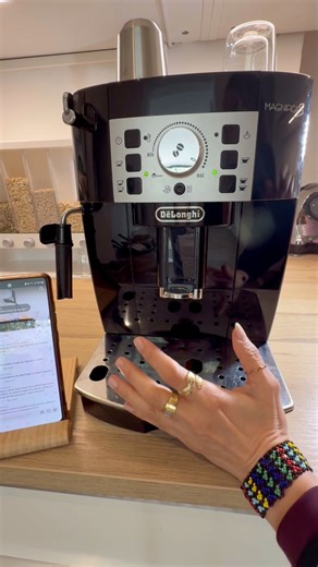 Tous les réglages d’usine de la cafetière DeLonghi peuvent être modifiés et personnalisés selon vos goûts. Vous pouvez retrouver toutes mes vidéos dédiées aux réglages et à l’entretien de la cafetière DeLonghi directement sur mon contenu. #Delonghi #nettoyage #réglage #tips | Tips À Gogo