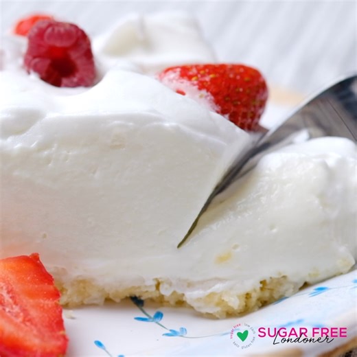This easy no bake sugar free cheesecake has a silky-smooth, creamy filling and a buttery almond flour crust!!! | Sugar Free Londoner - Low Carb Recipes