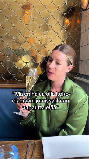 Ehkä sinua ei ole tehty istumaan paikallasi? Ehkä sinussa on enemmän potenttiaalia? Olet korkeakoulutettu. Olet osaava. Ja silti sinulla on tunne, että sinusta on enemmän. Ei siksi, että nykyinen työ olisi huono. Vaan siksi, että se on liian rajattu. Liian sidottu aikaan. Liian sidottu paikkaan. Liian sidottu palkkakattoon, joka ei jousta vaikka osaaminen kasvaa. Et halua istua työpöydän takana odottamassa seuraavaa palkkapäivää. Haluat vapautta liikkua, valita ja rakentaa arkea omilla ehdoillas