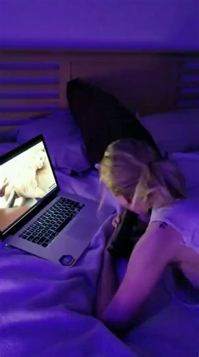 El mejor regalo de cumpleaños para tu novia: un gran consolador negro y una suscripción a Blacked y BlackedRaw.-cuckbeta.com#cuckold #hotwife #cuckbeta