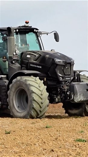 Powerful Deutz fahr tractor | Big Machines