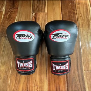 Twins Special Black Boxing Gloves 16 oz.