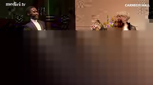 [🔴REPLAY] 🎼🎶 Two weeks ago, mezzo-soprano par excellence Joyce DiDonato gave a series of master classes at Carnegie Hall! Watch her share her expertise with tenor Kiharangwa Lawrence Barasa, interpreting Donizetti's "Una furtiva lagrima". 🎼🎶 https://cutt.ly/b0eheAz | medici.tv