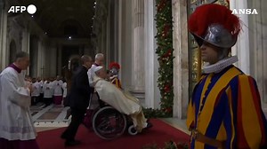 Papa Francesco nell'omelia della messa della Notte di Natale, primo evento del Giubileo: "Alziamo la voce, la speranza non è quieto vivere" "Il male e le ingiustizie sono consumate sulla pelle dei poveri" "Non stanchiamoci di sognare pace e giustizia" ha detto il Pontefice. "Ce ne sono tante di desolazioni in questo mondo, pensiamo alle guerre, ai bambini mitragliati, alle bombe sulle scuole e sugli ospedali" ha poi aggiunto #ANSA https://www.ansa.it/vaticano/notizie/2024/12/24/papa-francesco-ap