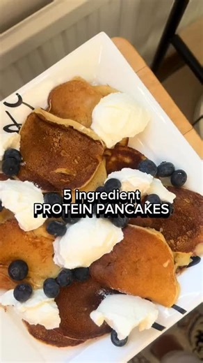 ʟᴀᴜʀᴀ ᴋᴀᴀʀᴛɪɴᴇɴ on Instagram: "Viikottainen resepti on täällä, tallenna video itsellesi talteen ja testaa tää🥰 Proteiinipannukakku (1–2 annosta) Ainekset • 1 purkki vanilja-proteiinipuddingia • 2 kanamunaa • 1–2 rkl kaurahiutaleita tai kaurajauhoa (tuo rakennetta) • ripaus leivinjauhetta (kuohkeampi lopputulos) • ripaus vaniljaa tai kanelia Valmistus 1. Riko munat kulhoon ja vatkaa kevyesti. 2. Lisää vanilja-proteiinipudding ja sekoita tasaiseksi. 3. Lisää kaurahiutaleet ja leivinjauhe, sekoita