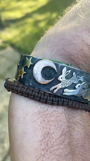 𝓔𝓼𝓬𝓪𝓹𝓮 ᶠʳᵒᵐ 𝕰𝖿rᥲ𝖿ᥲ Made from old coins. Silver ones mainly with a strawberry moon cut from a Vicky penny and golden bronze stars from a thrupneybit. | Hairy Growler