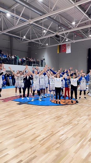 Sakome AČIŪ neįtikėtinai gausiam sirgalių būriui.💙 Jurbarkas šįvakar gyvena krepšinio ritmu.🏀🤩Jau šį penktadienį – kovo 21 d., 18 val. susitinkame Vilkaviškyje. Siekiant išlyginti serijos rezultatą, svarbi Jūsų visų – šeštojo mūsų komandos žaidėjo – parama. 🔥🔵⚪#jurbarkas #karys #manvestalogistics #meskomanda | BC Jurbarkas-Karys-Manvesta