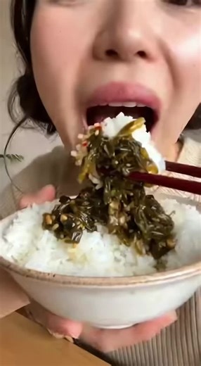 選べる3種類の味 大地のからし高菜 旨味と辛さの無限ループ！ごはんがとまらない博多名物 「ごはんのおとも」に迷ったらこれ！本場・福岡県瀬高町で丹精込めて作られた、大地のからし高菜です。最大の特徴は、福岡県産の高級高菜「九州三池高菜」を100%使用していること。シャキシャキとした食感と、噛むほどに広がる高菜本来の旨味が楽しめます。 絶妙な辛さが食欲をそそり、温かいごはんにはもちろん、ラーメンのトッピングやチャーハンの具材としても相性抜群！選べる3種類の味で、自分好みの美味しさを見つけられます。一度食べたらやみつきになる「旨味と辛さの無限ループ」を、ぜひご家庭で堪能してください。 #からし高菜 #ごはんのおとも #博多名物#新年度の買い物 #自分へのご褒美
