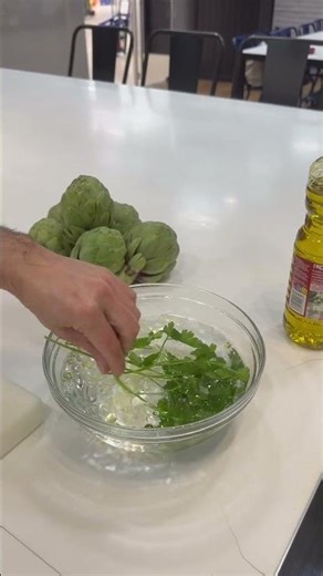 El truc perquè les carxofes no s’ennegreixin: aigua + oli d’oliva 💚🫙