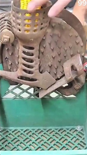 Corn sheller machine separates kernels from cobs efficiently