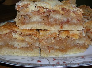 Jabłecznik sypany robię w proporcji 1:1:1. Pachnie tak, że zjadamy jeszcze ciepły