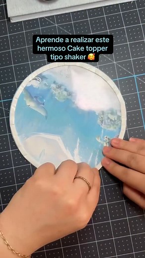 Tecnica Shaker👇 ✅ Es utilizada en los proyectos para darle un toque magico 🥰 👉 Se utilizan elementos decorativos a juego con la paleta de colores, y a los clientes les encanta🥳 ✅ Se puede realizar a mano y tijera ✂️ y tambien con plotter de corte. ¿Te gustaria aprender a realizarla desde cero? Escriebeme al link de nuestro perfil para darte toda la info, te enseño como llevar tus creacione a otro nivel 🥳 #papeleria #papeleriacreativa #personalizados #diseño #manualidades #creativepaper #pap