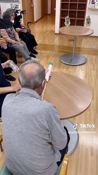 . ルール 1人5回ラップの銃から玉を飛ばして、 遠くのマトを倒し得点を獲得しよう！ 800種類以上のゲームレクから探せる！ 新しいゲームレクのアイデア毎日配信！ ▷鷲巣豪(わしずごう) ○ゲーム動画クリエイター ○アイデア数800種類突破 ○資格:理学療法士、ヨガインストなど ○講師や仕事の依頼DMより受付中 フォローはコチラから↓ @youkinakatyounorecreation #idée #idea #activité #ehpad #activity #activityforkids #escalade #climbing #équipe #teambuilding #amusement#pourtoi #foryoupage #fyp #diy #fun #senior #game #partygame #moteur #coordination #groupe #âgé #kiné #drill#animation #game #ball #reflexion #diy #movement #functionaltraining #coordination