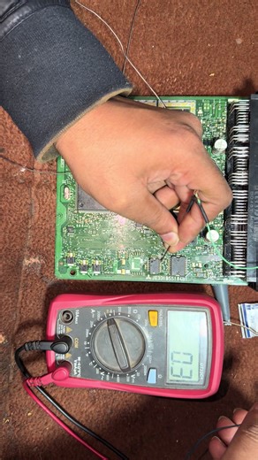 How to check car computer ic on multimeter 💯 tips solution ✅ #fblifestyletyle #mechanic #automotive #TechLife #computerrepair