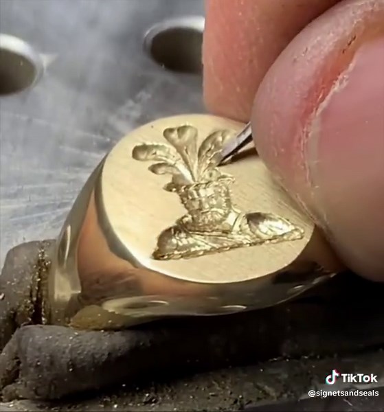 Whilst other engravers choose to adopt laser machines, we promise to only ever use traditional hand engraving tools and techniques to help keep this craft alive! #handengraving #signetrings #familycrest #heraldry #handmadejewellery