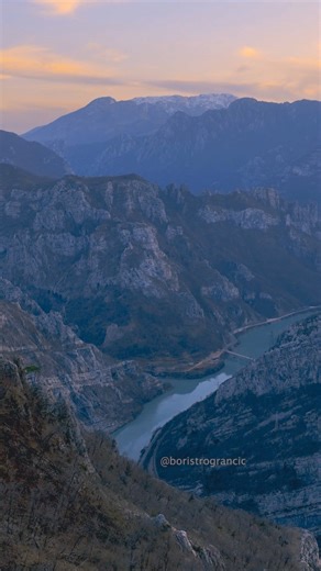 Kanjonom Neretve spušta se sumrak, a svjetlost posljednjeg sunca dodiruje stijene Prenja i Čvrsnice :) #neretva #landscape #bosnaihercegovina | Boris Trogrančić Photography