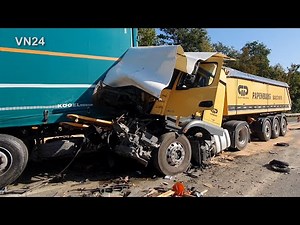 VN24 - 22.09.2020 - Small transporter smashed between trucks in accident on A44