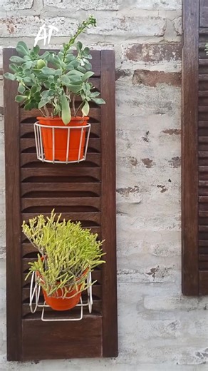 Mira como recuperar unos viejos postigos de madera con la profe Vilma Rodríguez. Para ello primero lijó la madera con las lijas con esponja de AD, cuyos distintos lados y ángulos nos permiten llegar con la lija a todos los rincones. Después tiñó los postigos con Barniz al Agua Lasur, y finalmente laqueo con Laca Brillante Lasur, que da brillo y protección. El Barniz al Agua Lasur, podes aplicarlo,.con pincel, rodillo, paño o esponja. Son 25 colores 🌈 mezclables entre si y además de colorear, pr